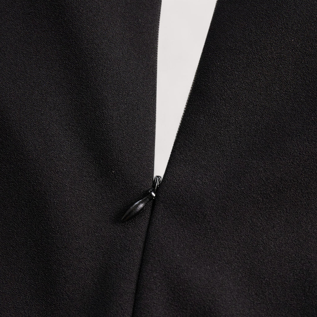 Kate | Εκλεπτυσμένο μαύρο φόρεμα με ζώνη και γιακά μανταρίνι