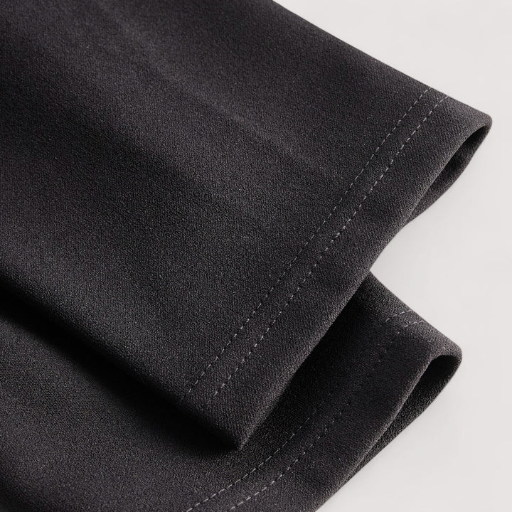 Kate | Εκλεπτυσμένο μαύρο φόρεμα με ζώνη και γιακά μανταρίνι